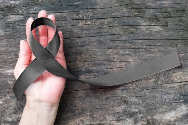 Kara Kurdele sembolü halkın Melanoma ve cilt kanserinin önlenmesi, kurbanların ölümü ve terör saldırısı konsepti hakkında bilincini artırıyor.