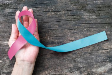 Pembe mavi kurdele farkındalığı (kırpma yolu ile izole edilmiş) yeni doğan doğum kusuru için yay rengi, Ani Bebek Ölüm Sendromu (SIDS), hamilelik kaybı