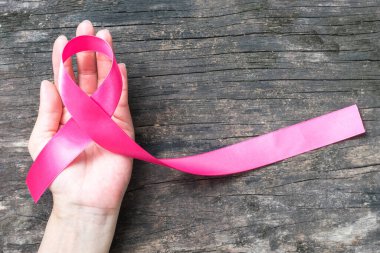 Pembe Farkındalık Kurdelesi sembolik yay rengi tümörlü yaşayanlara destek kampanyası