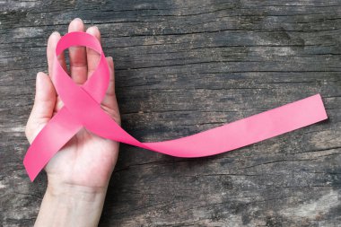 Göğüs kanseri pembe farkındalık kurdelesi sembolik yay rengi kadın tümör kanseri olan insanlara destek kampanyası