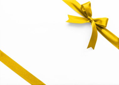 Saten sarı altın sarısı kurdele köşeli kumaş fiyonk beyaz arka planda kırpma yolu ile izole