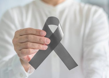 Beyin kanseri, beyin tümörü, alerji, Alfa-1 Antitripsin eksikliği, Aphasia, Astım, Sınır Çizgisi Kişiliği Bozukluğu için yardım eden kişiye ait gri kurdele, sembolik yay rengi