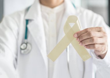 Dejeneratif Disk Hastalığı (DDD), Felç, Spinal Cord Yaralanmaları (SCI), Spinal Cord Bozuklukları ve Kas Bozuklukları için doktorun el desteği sembolik yay rengi