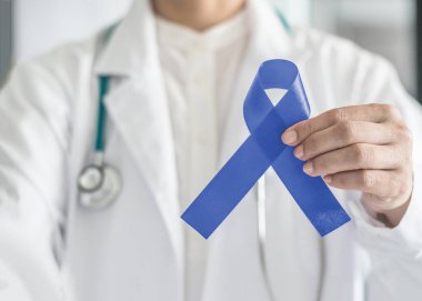 Mide ve ince bağırsak kanseri, özofajiyal kanser, yeme bozukluğu, hassas bağırsak sendromu (IBS) farkındalığı için doktor elinde renk yayı ile periwinkle mavi kurdele farkındalığı 