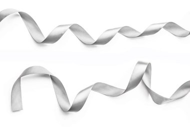 Gümüş kurdele yayı beyaz arka planda izole edilmiş, tatil ve parti tebrik kartı tasarım elementi için kırpma yolu ile birlikte.