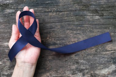 Indigo kurdelesi (beyaz, kırpma yolu üzerinde izole edilmiş), organize takip ve elektronik taciz hedeflerine karşı işlenen suçlar hakkında bilinçlendirme kampanyası için