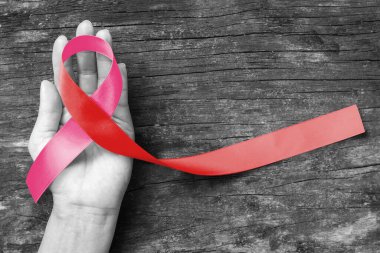 Pembe kurdele - HIV AIDS ve göğüs için sembolik renk yayı, rahim kanseri hastalığı farkındalığı üzerine kırmızı kurdele (kırpma yolu ile izole edilmiş)
