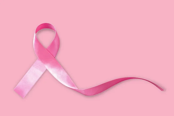粉红背景下的粉红丝带意识 剪接路径 治疗乳腺癌 — 图库照片