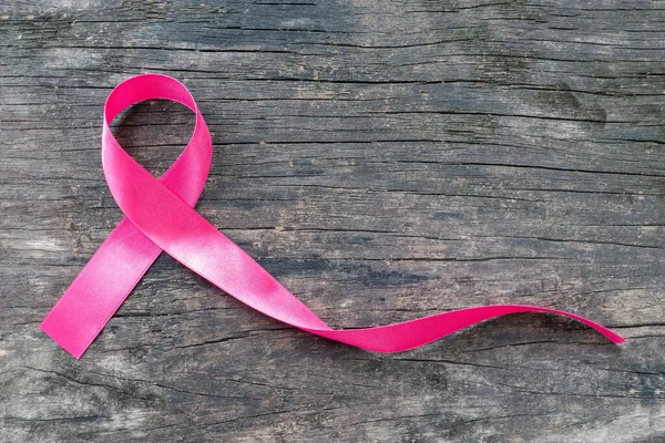 粉红丝带乳腺癌意识象征性地提高了对女性乳腺癌患者的支持 用剪接路径隔开的弓 — 图库照片