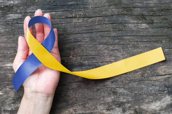 Dünya Sendromu Sendromu Günü Yardım Eden Mavi Sarı Farkındalık Kurdelesi — Stok fotoğraf