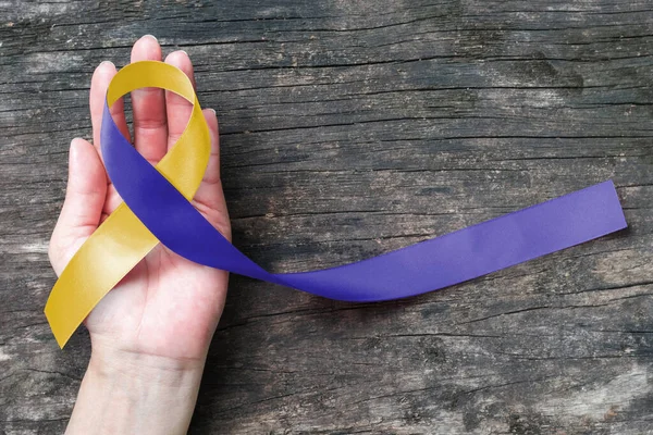 Синяя Желтая Лента Осведомленности Помощи Руку Всемирного Дня Синдрома Вниз — стоковое фото