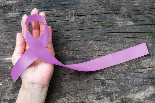 薰衣草紫色的癌症 意识带 人们的手支持与老化的木材背景 — 图库照片
