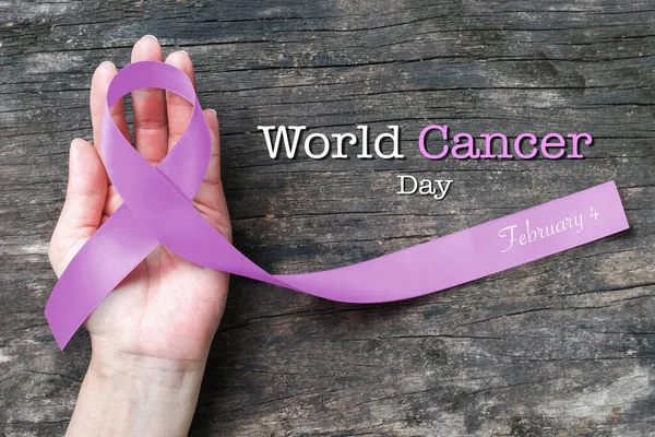 Παγκόσμια Ημέρα Καρκίνου Κορδέλα Λεβάντας Για Την Ευαισθητοποίηση Του Καρκίνου — Φωτογραφία Αρχείου