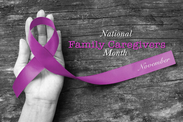 Национальный семейный уход месяц в ноябре со сливовой фиолетовой лентой осведомленности