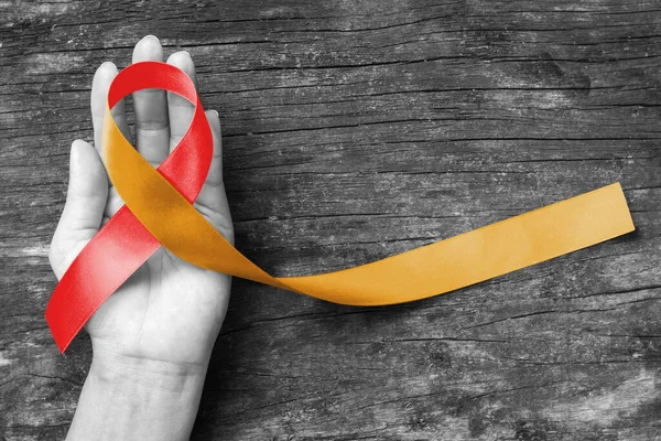 Red Gold Ribbon Sensibilisierungskonzept Unterstützung Oder Hilfe Für Patienten Mit — Stockfoto