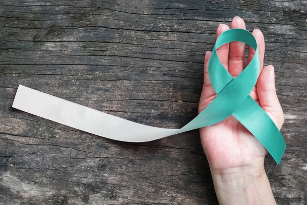Ruban Sarcelle Blanc Pour Concept Campagne Sensibilisation Cancer Col Utérus — Photo