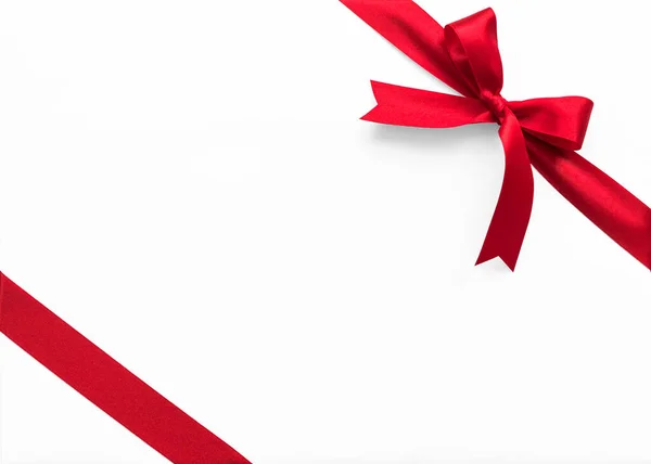 圣诞礼品盒用红色蝴蝶结缎带条纹面料 白色背景与剪裁路径隔离 包装装饰品 — 图库照片