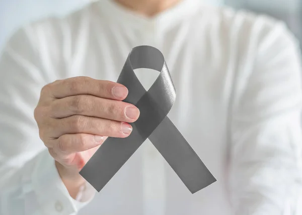 Conciencia Del Cáncer Cerebral Con Cinta Gris Mano Que Ayuda — Foto de Stock