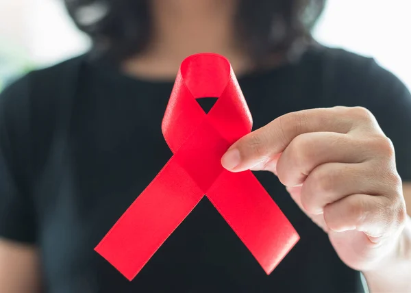Segíti Piros Szalag Nők Kéz Támogatás Világ Aids Nap Nemzeti — Stock Fotó