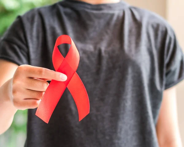 Piros Szalag Tudatosság Fiatal Lány Tizenéves Kezét World Aids Day — Stock Fotó