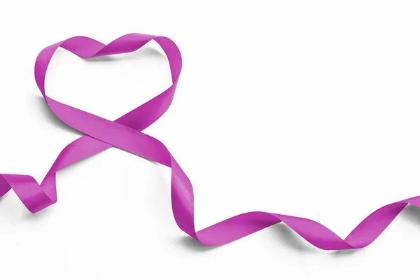 紫色薰衣草心脏彩带元素在白色背景下分离 剪切路径 提高了对国家癌症控制月的认识 — 图库照片