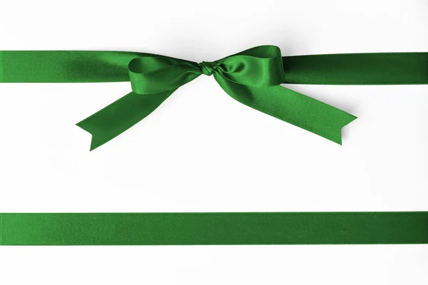 绿色缎带翡翠翡翠凯莉玉圣诞彩带织物蝴蝶结隔离在白色背景与剪裁路径 — 图库照片