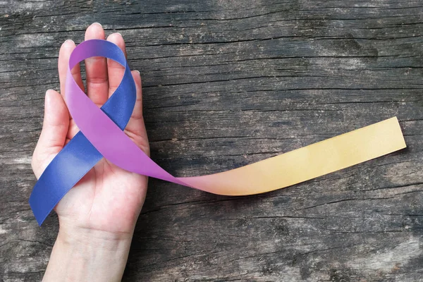 Mesane Kanseri Farkındalığı Mavi Mor Kurdele Süspansiyonuna Yardım Ediyor — Stok fotoğraf