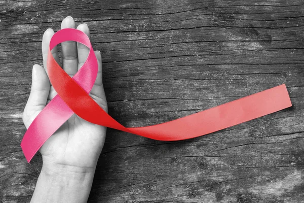 Pembe kurdele - HIV AIDS ve göğüs için sembolik renk yayı, rahim kanseri hastalığı farkındalığı üzerine kırmızı kurdele (kırpma yolu ile izole edilmiş)