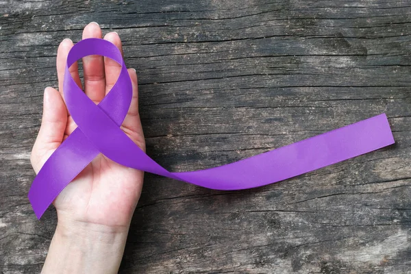 霍奇金淋巴瘤和睾丸癌意识紫带象征弓色帮助手托架和老化的木材 与修剪路径隔离 — 图库照片