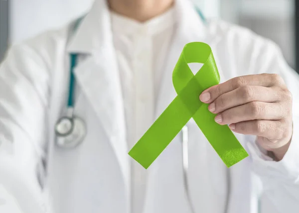 Ruban Vert Chaux Dans Main Médecin Pour Cancer Lymphome Sensibilisation — Photo