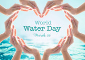 Světový den vody a úspora vody pro koncept kampaně csr s kolaborativními rukama v milostném tvaru srdce