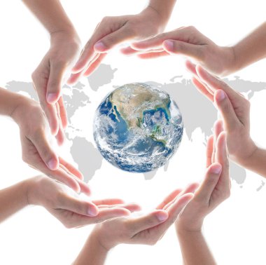 Toplumu güçlendirme konsepti için dünya haritasını çevreleyen işbirlikçi insanların elleri. Bu görüntünün elementleri NASA tarafından desteklenmektedir