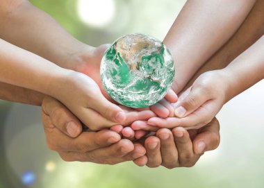 Yeşil küre aile içinde gönüllü eller Dünya Günü için ve CSR ile insanların kavramı. Bu görüntünün elementleri NASA tarafından desteklenmektedir.