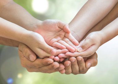 Fakir, CSR hayır kurumu konsepti olan çocuk ve ebeveynlerin ellerinden yardım, dünya şefkati ve insani yardım günü için birlikte dua ediyorlar.