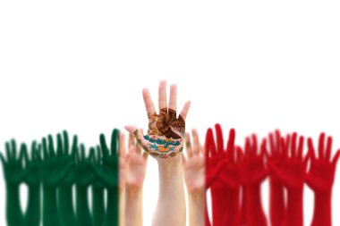 Meksika Bağımsızlık Günü kutlamaları ve Cinco de Mayo festivali için el kaldıran insanların ulusal bayrak desenleri
