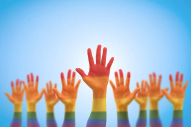 LGBT eşit haklar hareketi ve insanların ellerinde gökkuşağı bayrağı olan cinsiyet eşitliği kavramı