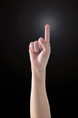Siyah arka planda izole edilmiş bir ışık (kırpma yolu) ile işaret eden bir kadının eli, yönünü gösterir, düz ileri, iyi ides   