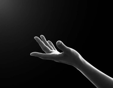 Dua eden kişinin eli manevi destek, yardım ve insani yardım için dua ediyor (kadının eli siyah arkaplanda kırpma yolu ile izole edilmiş))