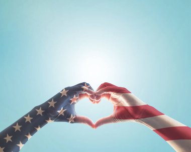 Amerika Birleşik Devletleri - Amerika Birleşik Devletleri Bayrak deseni mavi gökyüzü arka planında izole kalp aşk şekli 