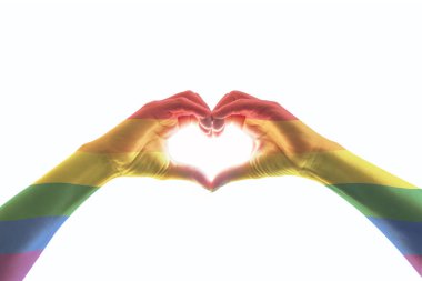 Kalp şeklinde ellerinde gökkuşağı bayrağı deseni olan LGBT topluluk kavramı 