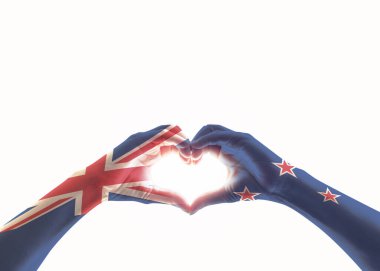 NZ ulusal bayram kutlamaları için insanların kalbinde Yeni Zelanda bayrağı beyaz arka planda izole edilmiş eller (kırpma yolu)