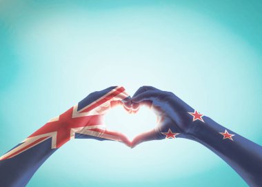 NZ ulusal bayram kutlamaları için kalp şeklinde insanların üzerinde Yeni Zelanda bayrağı deseni 