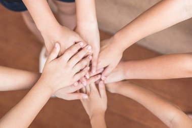 Okul çocuğu takım çalışması gönüllülerinin elleri dostluk için, öğrencilerin takım çalışması için, çocukların günü ve toplum işbirliği konsepti için.