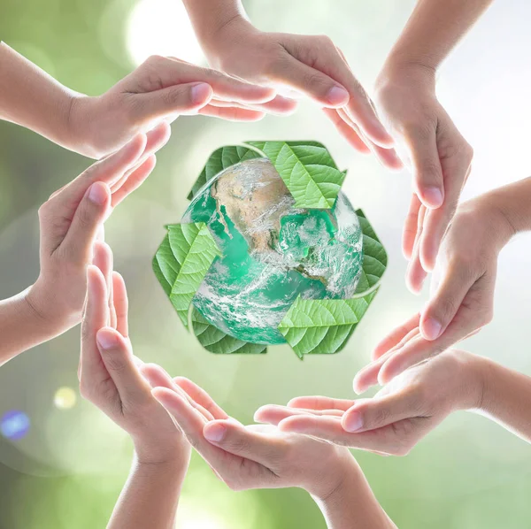 Händerna Runt Den Gröna Planeten Skyddas Återvunnet Skyltblad Suddig Bokeh — Stockfoto