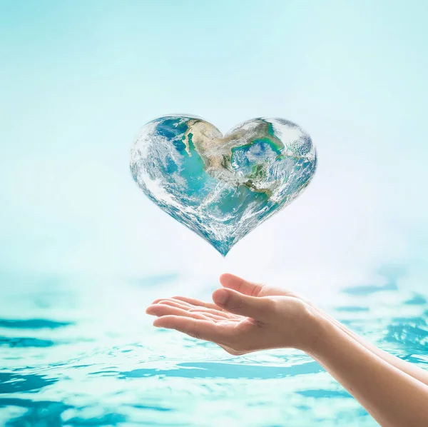Salvando Água Ambiente Conceito Campanha Cuidado Com Mundo Forma Amor — Fotografia de Stock