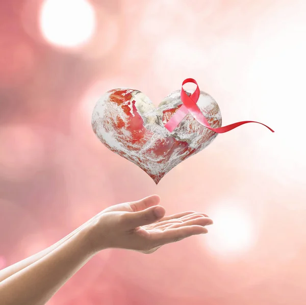 Dia Mundial Sida Com Consciência Fita Vermelha Globo Cardíaco Mãos — Fotografia de Stock