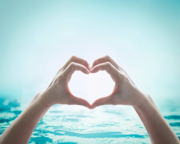 Hands Love Heart Shape Friendship Saving Water Ocean Concept — Stock Photo, Image