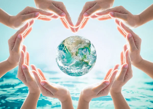 Światowy Dzień Serca Koncepcja Ochrony Środowiska Ziemią Miłości Rękach Wolontariusza — Zdjęcie stockowe