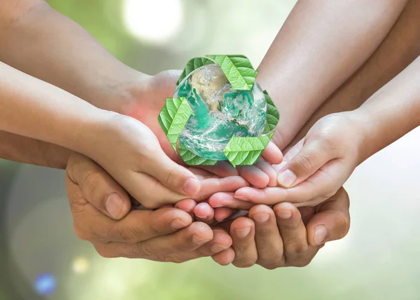 Γονέας Κηδεμόνας Παιδιά Χέρια Κρατώντας Μαζί Ανακυκλωμένο Πράσινο Φύλλο Βέλος — Φωτογραφία Αρχείου