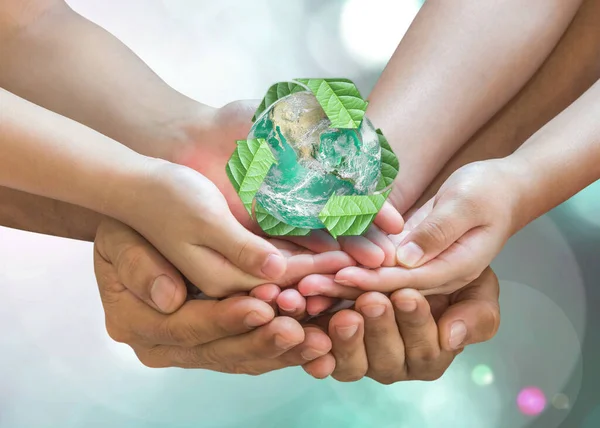 Weltumwelttag Und Umweltkonzept Mit Familienhand Retten Grünen Planeten Mit Recyclingschild — Stockfoto